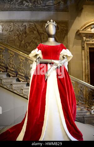 Un abito indossato dal compianto Duchessa Deborah Devonshire alla Incoronazione di H M la Regina Elisabetta II nel 1953. Il vestito è in primo piano in una casa in stile dell'articolo EXHI Foto Stock