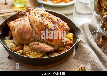 Pollo arrosto cena su un tavolo. Foto Stock