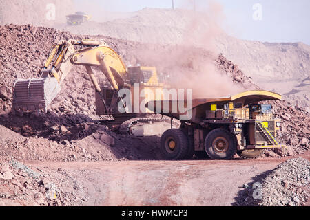 Il carico di minerale di rame sulla grande dump-corpo carrello Foto Stock