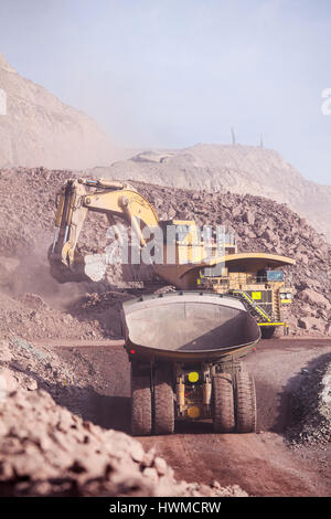 Il carico di minerale di rame sulla grande dump-corpo carrello Foto Stock