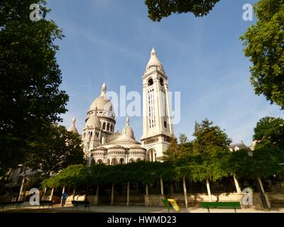 Basilica del Sacro Cuore di Parigi, il Sacré-Coeur basilica da rue Chevalier de la Barre. Sacro sito cattolico. Montmartre, Paris, Francia. Foto Stock