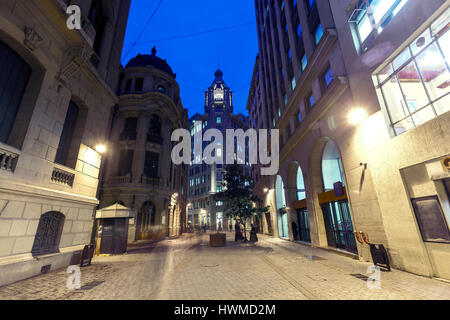 Nueva York Street all'alba, dove si trova la borsa in Santiago's Downtown Foto Stock