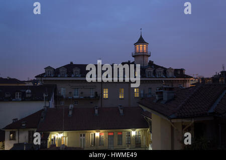 Vista notturna di tetti in Torino Piemonte Italia Foto Stock