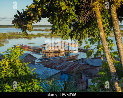 Case sulla pianura alluvionale del fiume Rio delle Amazzoni. Iquitos, Perù Foto Stock