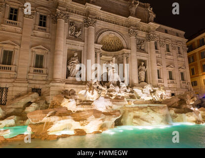 La fontana di Trevi (Fontana di Trevi) di notte. Pietro Bracci della statua, Oceanus (Dio di tutta l'acqua) è visto in mezzo. HDR Foto Stock