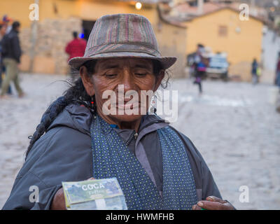 Ollantaytambo, Perù - 20 Maggio 2016: Donna vendere coca sul mercato Foto Stock