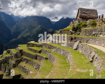 Machu Picchu, Perù - 22 Maggio 2016: camminando all'interno del Machu Picchu rovine. Foto Stock