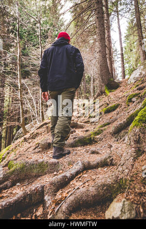 Gli escursionisti a piedi su un sentiero di montagna - wanderlust concetto di viaggio con gli sportivi a escursione nella natura selvaggia - outdoor alpi italiane Foto Stock