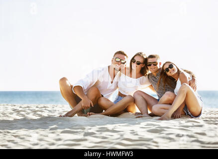 Gruppo quattro amici divertimento su una spiaggia Foto Stock