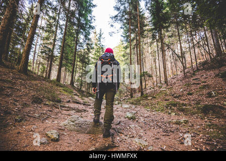 Gli escursionisti a piedi su un sentiero di montagna - wanderlust concetto di viaggio con gli sportivi a escursione nella natura selvaggia - outdoor alpi italiane Foto Stock