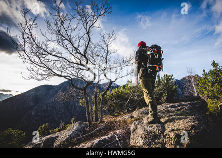Gli escursionisti a piedi su un sentiero di montagna nei boschi - wanderlust concetto di viaggio con gli sportivi a escursione nella natura selvaggia - outdoor alpi italiane Foto Stock