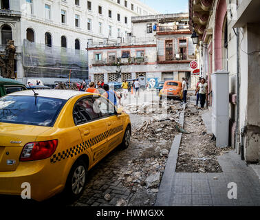 L'Avana, Cuba - Gennaio 5, 2016: tipica scena di una delle strade del centro di La Havana - rotture di strade, architettura coloniale, vecchia auto d'epoca un Foto Stock