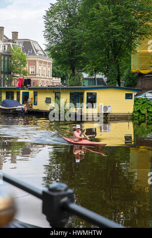 Uomo in una canoa, Amsterdam Foto Stock