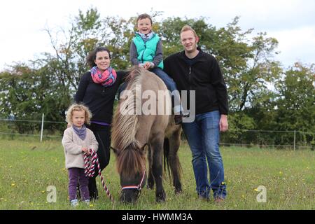 Famiglia e cavallo islandese Foto Stock