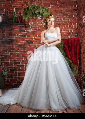 Ritratto di sposa bionda in interni Foto Stock