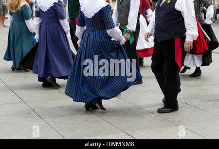 Ballerini gallesi indossare il costume tradizionale Foto Stock