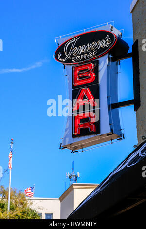 Jensen's Corner Bar segno di overhead su Ave A e 3 St nel centro di Winter Haven Foto Stock