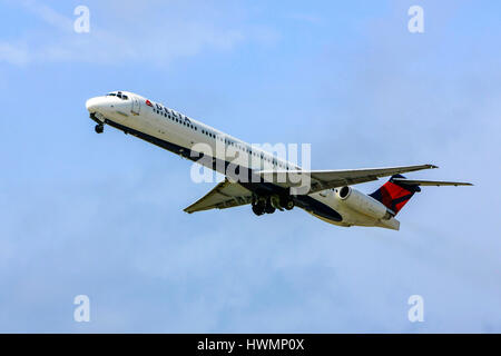 Delta Airlines McDonnell Douglas MD-88 uscire da Sarasota SRQ Airport in Florida Foto Stock