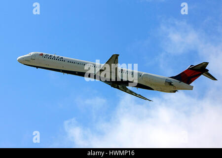 Delta Airlines McDonnell Douglas MD-88 uscire da Sarasota SRQ Airport in Florida Foto Stock