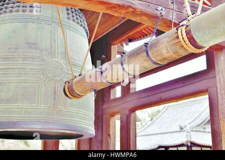 Campana del tempio denominato 'Nara Tarou' del tempio Todaiji a Nara, Giappone Foto Stock