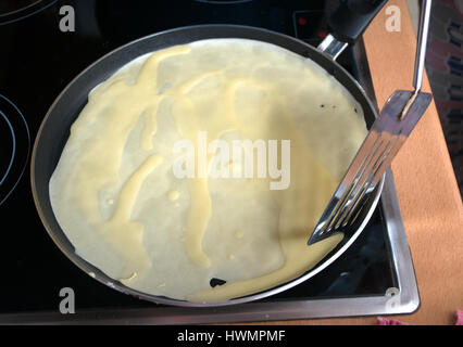 La preparazione di pancake per la cena Foto Stock