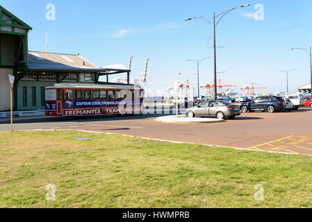 Fremantle, Australia - 10 dicembre 2015 Fremantle Tram di fronte Ferry Terminal B nel porto di Fremantle. Perth, Western Australia, Australia Foto Stock