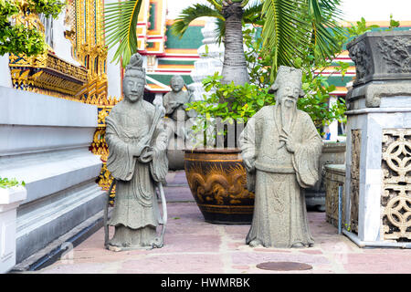Piccole sculture di persone al Wat Pho tempio (il Tempio del Buddha Reclinato) a Bangkok, in Thailandia Foto Stock