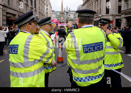 La Metropolitan Police. Una dimostrazione ha avuto luogo a Londra l Ufficio delle Nazioni Unite contro il razzismo al giorno a partire da Portland Place. Controllo di polizia Foto Stock