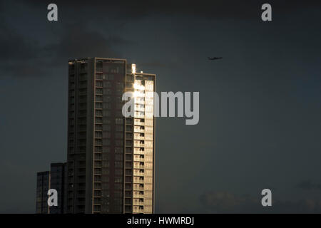 Londra, Regno Unito. Xxi Mar, 2017. La ArcelorMittal orbita (a cui spesso viene fatto riferimento come l'orbita Tower o semplicemente l'orbita) è un 114,5-metro-alti (376 ft) la scultura e la torre di osservazione nel Queen Elizabeth Parco Olimpico di Stratford, Londra. Credito: Alberto Pezzali/Pacific Press/Alamy Live News Foto Stock