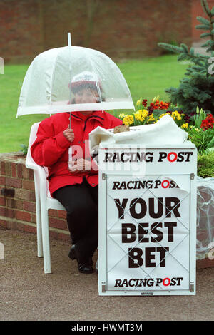 RACING POST VENDITORE NEWMARKET GARE 20 Aprile 2000 Foto Stock