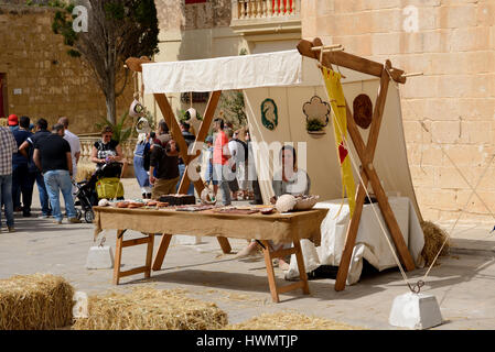 MDINA, Malta - 19 aprile: le donne di vendita di souvenir a Mdina festival medievale e i turisti in aprile 19, 2015 in Mdina, Malta. Più di 1,6 mln turiste Foto Stock