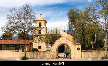 Ciclista ferma da Ojai Valley Museum in Ojai, California Foto Stock