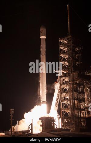 La SpaceX Falcon 9 rocket solleva portando il ricevitore EchoStar XXIII comunicazioni commerciali satellite a partire dal complesso di lancio 39A presso il Kennedy Space Center Marzo 16, 2017 a Cape Canaveral, in Florida. La missione SpaceX mettere i satelliti geostazionari in orbita 22.000 miglia sopra la terra ed è il primo lancio commerciale dal leggendario complessi di lancio 39A. Foto Stock