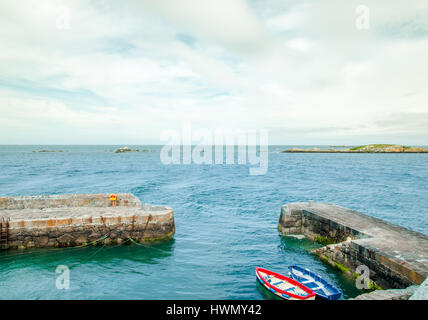 Barca a remi dall'oceano in Irlanda Foto Stock