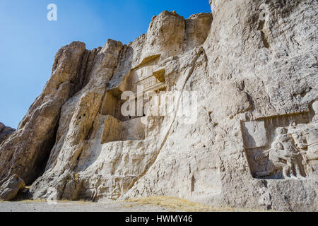 Vista su Naqsh-e Rustam necropoli da Perseopolis in Iran Foto Stock