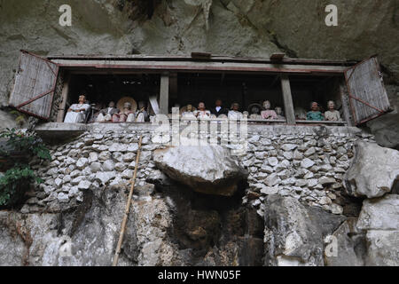 Indonesia Sulawesi, Tana Toraja, Londa, Torajan cliff sepoltura effige figure (tau tau) Foto Stock