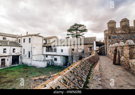 Avila, Spagna - 11 Novembre 2014: le mura medievali di Avila. La vecchia città e le sue chiese extramural sono stati dichiarati patrimonio mondiale dall'UNES Foto Stock