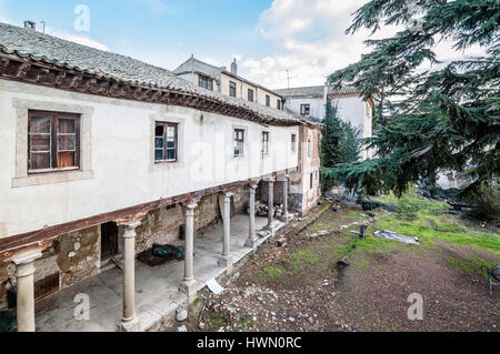 Avila, Spagna - 11 Novembre 2014: le mura medievali di Avila. La vecchia città e le sue chiese extramural sono stati dichiarati patrimonio mondiale dall'UNESCO Foto Stock