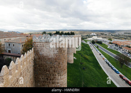 Avila, Spagna - 11 Novembre 2014: le mura medievali di Avila. La vecchia città e le sue chiese extramural sono stati dichiarati patrimonio mondiale dall'UNESC Foto Stock