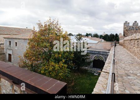 Avila, Spagna - 11 Novembre 2014: le mura medievali di Avila. La città vecchia e le sue chiese extramural sono stati dichiarati patrimonio mondiale dall ONU Foto Stock