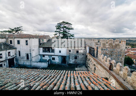 Avila, Spagna - 11 Novembre 2014: le mura medievali di Avila. La città vecchia e le sue chiese extramural sono stati dichiarati patrimonio mondiale dall ONU Foto Stock