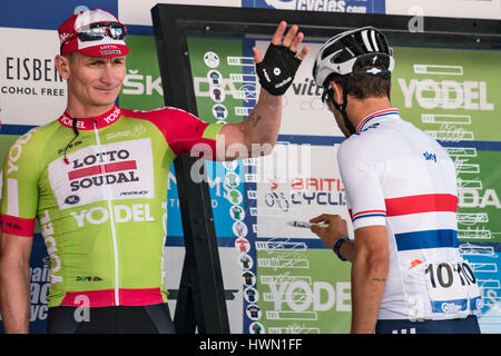 Adam Blythe e Andre Greipel accedi allo stadio 4 del tour della Gran Bretagna 2016 in Denbigh Foto Stock