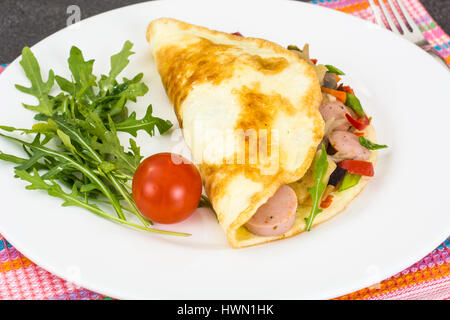 Omelette con verdure e salsicce Foto Stock