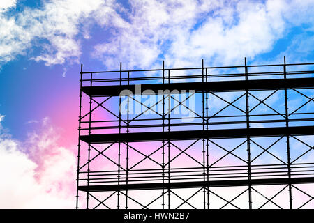 Immagine 3d di costruzione ponteggio contro la vista del bellissimo Cielo e nubi Foto Stock