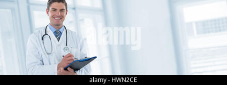 Ritratto sorridente medico iscritto negli appunti contro il digitale immagine composita della finestra in vetro Foto Stock