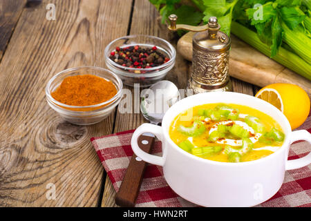 Una sana dieta vegetale alimentare purè di patate con sedano Foto Stock