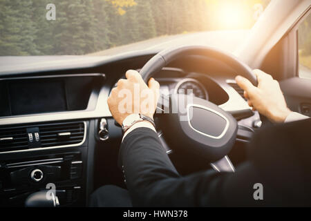 Imprenditore nel sedile del conducente nella sua auto Foto Stock