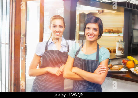 Immagine grafica di flare contro piuttosto cameriere sorridente in telecamera Foto Stock