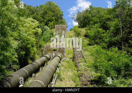 Penstock tubazioni di acqua in una centrale idroelettrica Foto Stock