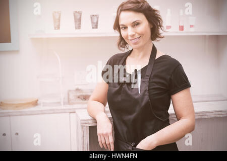 Immagine grafica di flare contro il ritratto di sorridere hair stylist Foto Stock